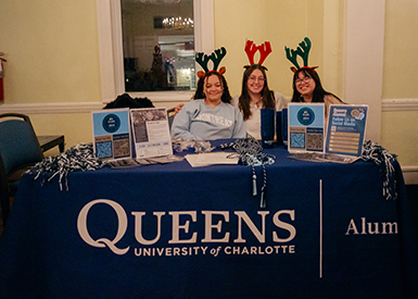 Students at alumni table at exam break breakfast
