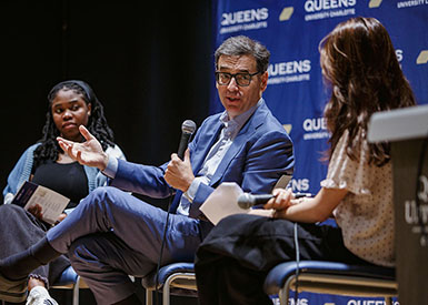 Daniel Pink talks with students